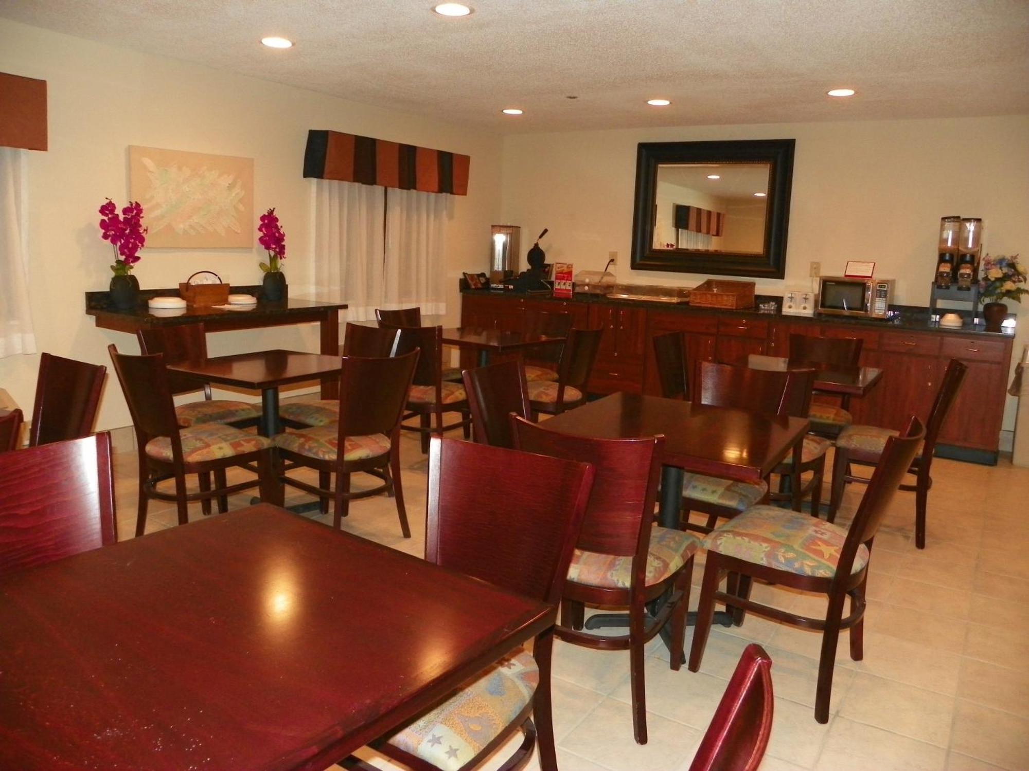 Royalton Inn & Suites Upper Sandusky ภายนอก รูปภาพ