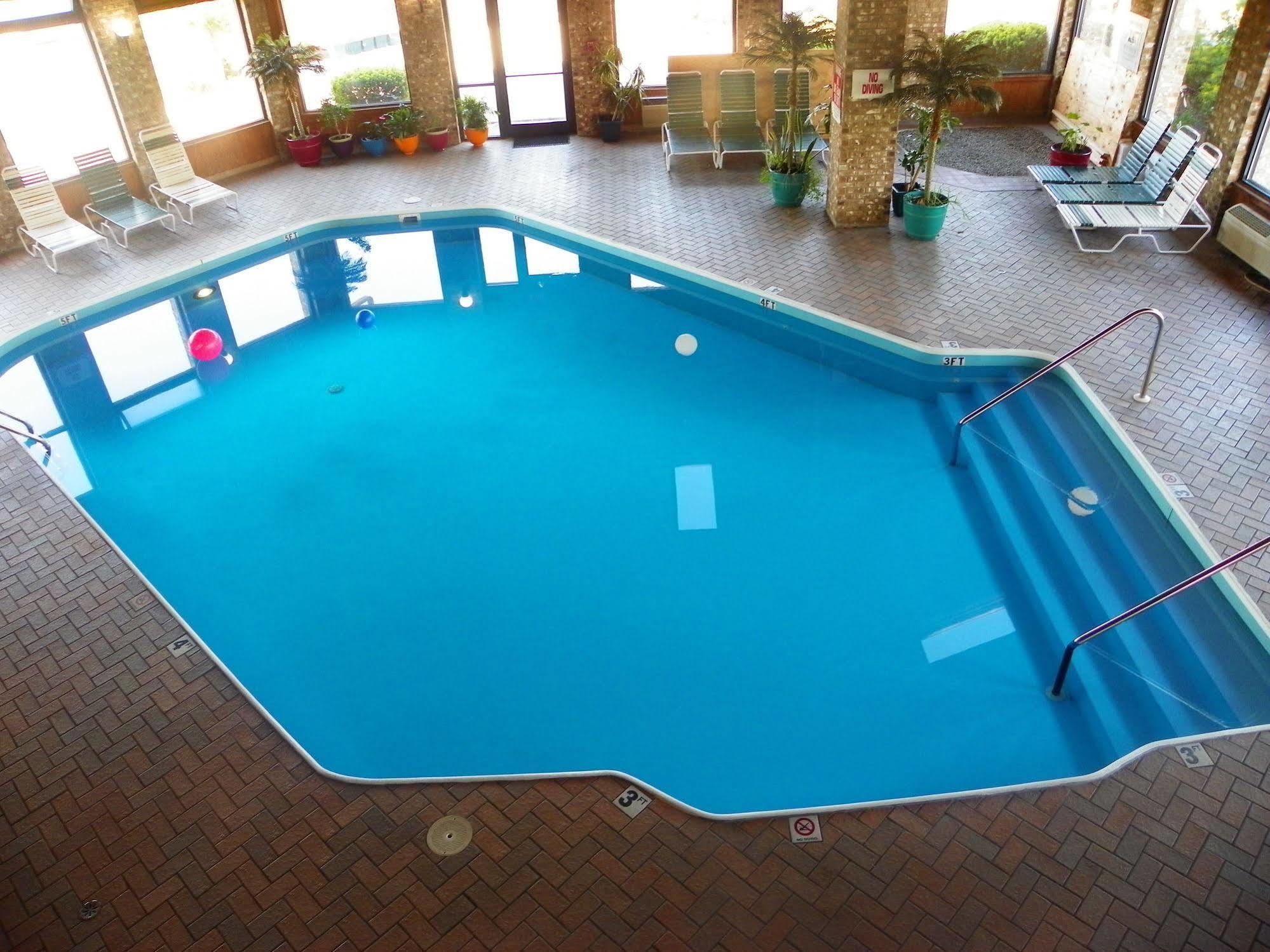 Royalton Inn & Suites Upper Sandusky ภายนอก รูปภาพ