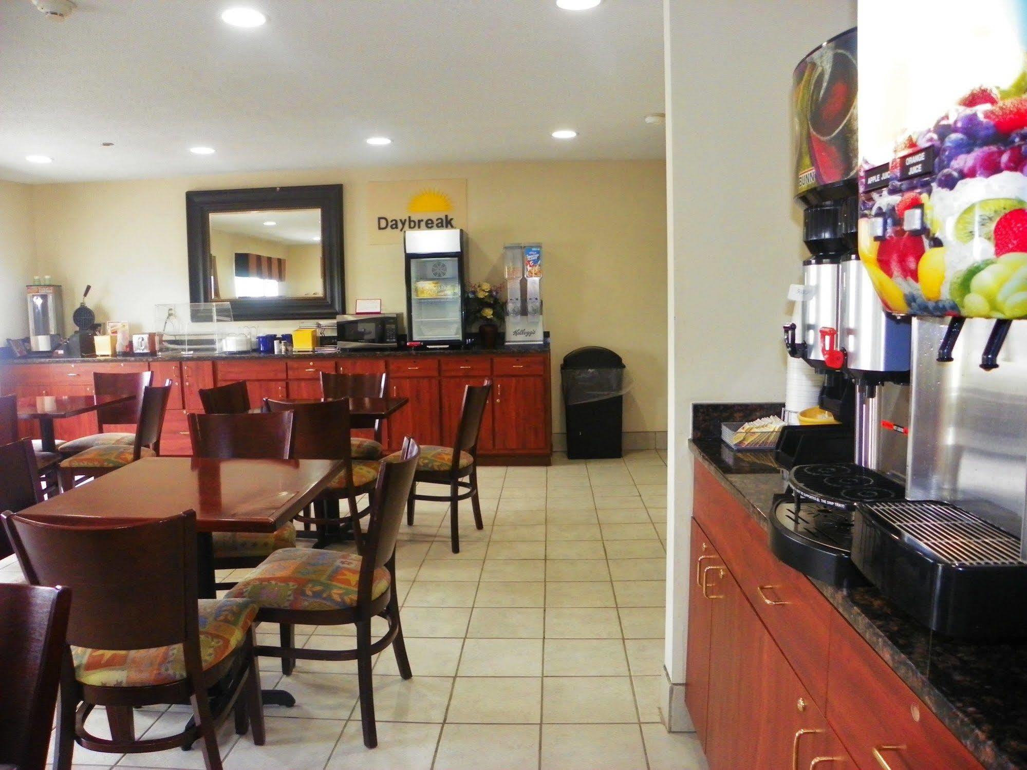 Royalton Inn & Suites Upper Sandusky ภายนอก รูปภาพ