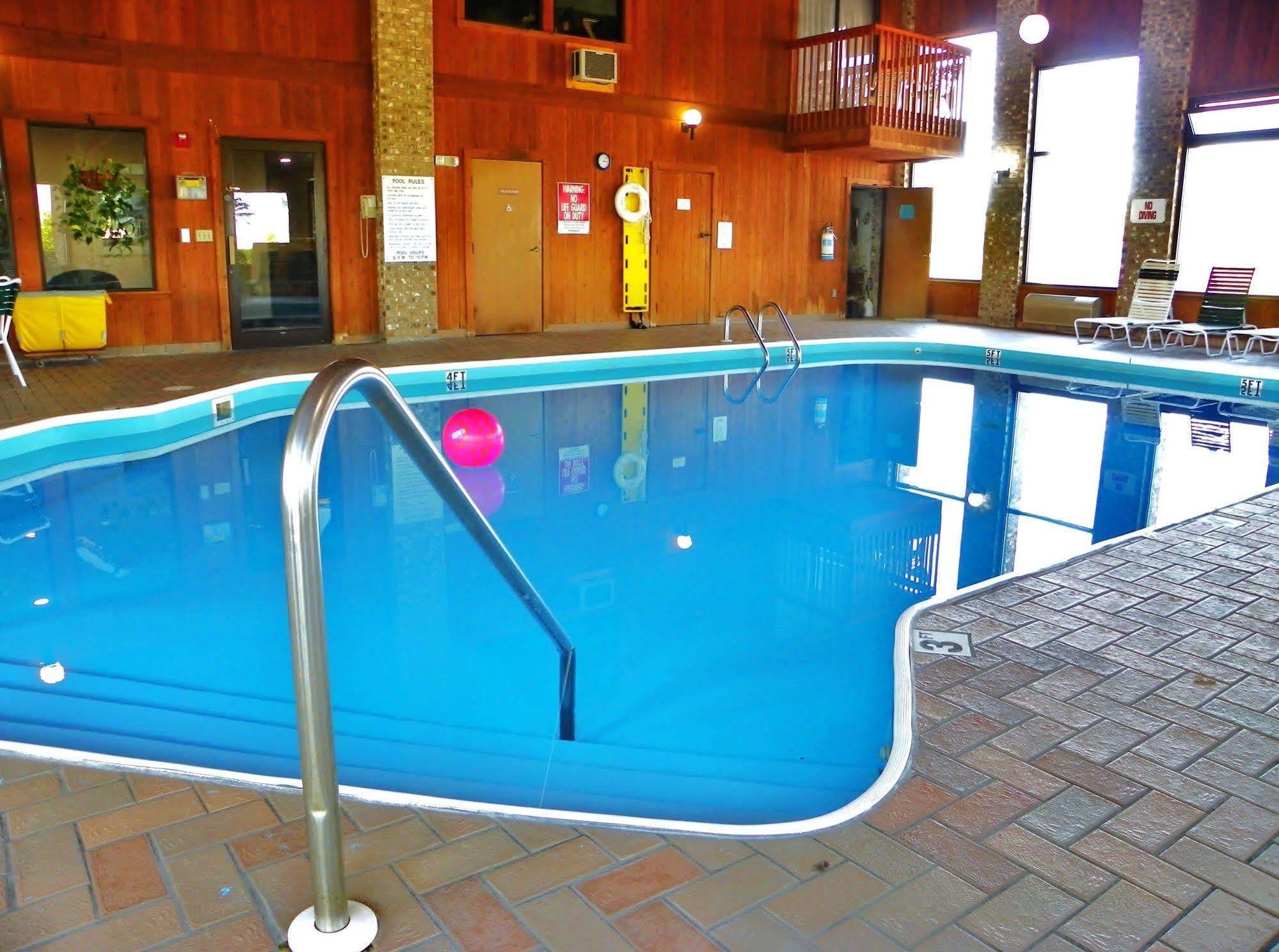 Royalton Inn & Suites Upper Sandusky ภายนอก รูปภาพ