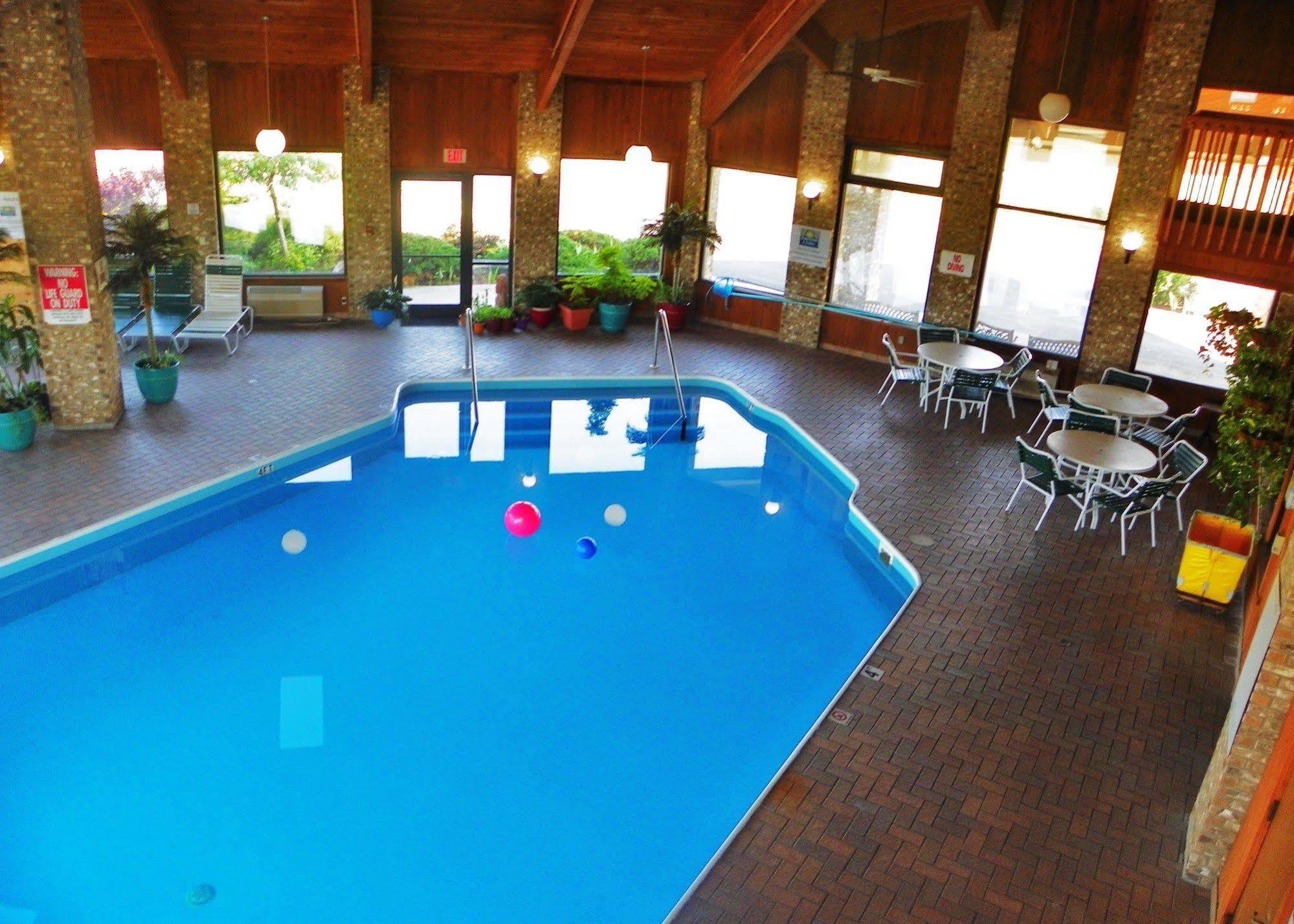 Royalton Inn & Suites Upper Sandusky ภายนอก รูปภาพ